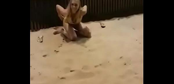  Novinha safada tira a calcinha e bate uma siririca na praia